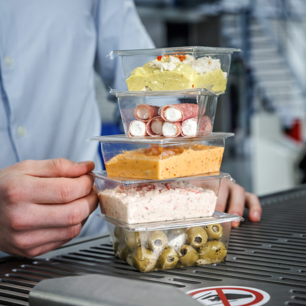 Verschillende verpakte salades, tapas en olijven voor de convenience-industrie.
