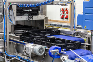 Automatische krattenopzetter voor IFCO-kratten binnen een AGF-verpakkingslijn.