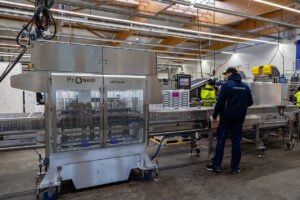 Proseal GT5eX traysealer in een geautomatiseerde verpakkingslijn voor zachtfruit.