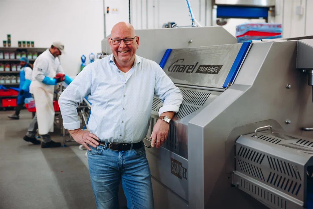Gerrit Preute bij een Marel TREIF HAWK-snijmachine in een industriële vleesverwerkingsomgeving.